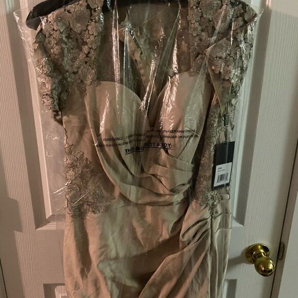 New La Femme lace back satin trumpet gown in frost Mother of the bride gown - Picture 4 of 8